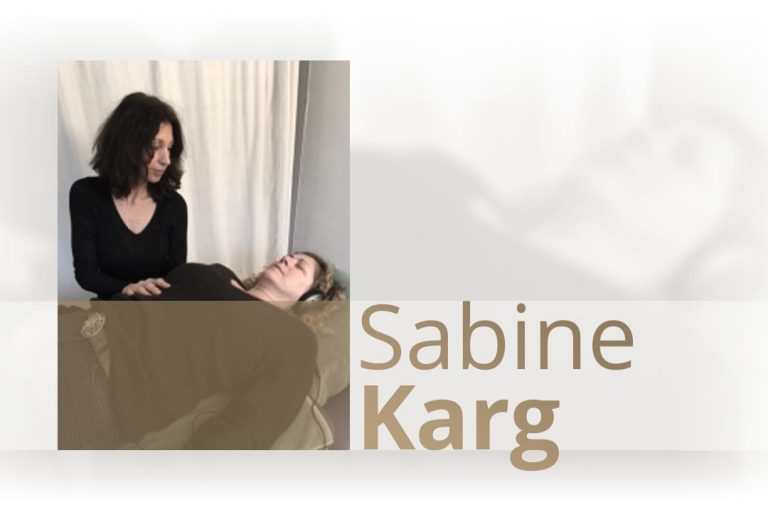 Sabine-Karg-5 Physiotherapeut arbeitet mit Schallpause